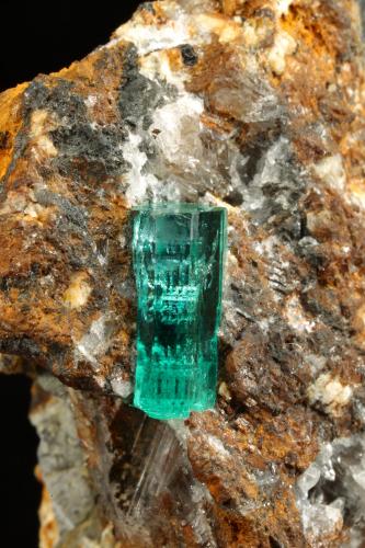 Beryl (variety emerald), Calcite<br />Chivor mining district, Buena Vista Mine, Municipio Ubalá, Eastern Emerald Belt, Cundinamarca Department, Colombia<br />44x55x36mm, xl=13mm<br /> (Author: Fiebre Verde)