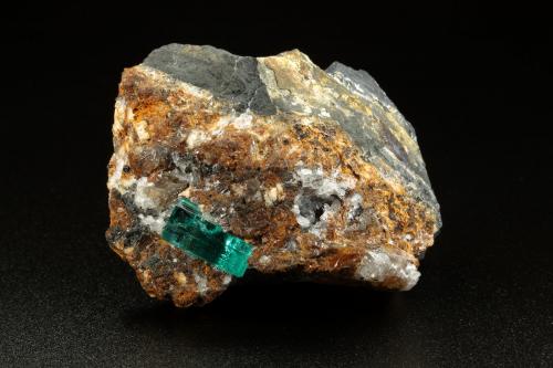 Beryl (variety emerald), Calcite<br />Chivor mining district, Buena Vista Mine, Municipio Ubalá, Eastern Emerald Belt, Cundinamarca Department, Colombia<br />44x55x36mm, xl=13mm<br /> (Author: Fiebre Verde)