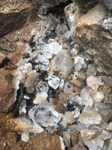 Anthraxolite with centimeter+ size quartz. (Author: vic rzonca)