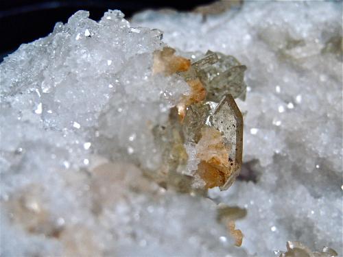 Baryte and Dolomite on Quartz<br />Afloramientos Carretera Estatal 37, Harrodsburg, Clear Creek, Condado Monroe, Indiana, USA<br />Baryte is 2 cm<br /> (Author: Bob Harman)