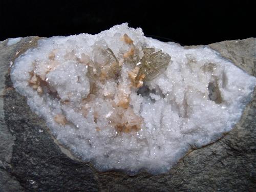Baryte and Dolomite on Quartz<br />Harrodsburg area, Clear Creek Township, Monroe County, Indiana, USA<br />12 cm with the grouping being 5 cm and the largest Baryte being 2 cm<br /> (Author: Bob Harman)