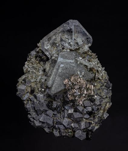 Scheelite, Fluorite, Magnetite, Quartz, Chalcopyrite<br />Huanggang Mines, Hexigten Banner (Kèshíkèténg Qí), Chifeng (Ulanhad), Inner Mongolia Autonomous Region, China<br />11.0 x 8.4 cm<br /> (Author: am mizunaka)