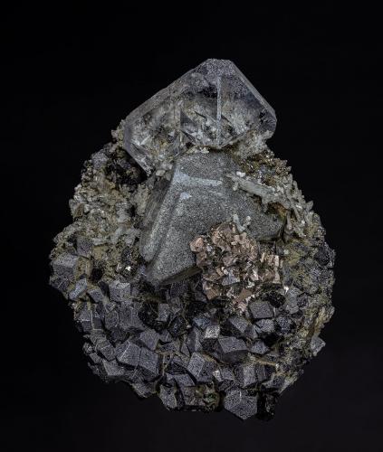 Scheelite, Fluorite, Magnetite, Quartz, Chalcopyrite<br />Zona minera Huanggang, Hexigten Banner (Kèshíkèténg Qí), Chifeng (Ulanhad), Región Autónoma Mongolia Interior, China<br />11.0 x 8.4 cm<br /> (Author: am mizunaka)