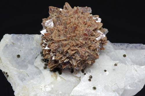Genthelvita en Dolomita<br />Zona minera Huanggang, Hexigten Banner (Kèshíkèténg Qí), Chifeng (Ulanhad), Región Autónoma Mongolia Interior, China<br />agregado esferoide de cristales: 25x25 mm<br /> (Autor: Ramon A  Lopez Garcia)