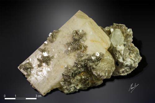 Microcline with Beryl<br />Shigar Valley, Shigar District, Gilgit-Baltistan (Northern Areas), Pakistan<br />118 X 84 mm<br /> (Author: Manuel Mesa)
