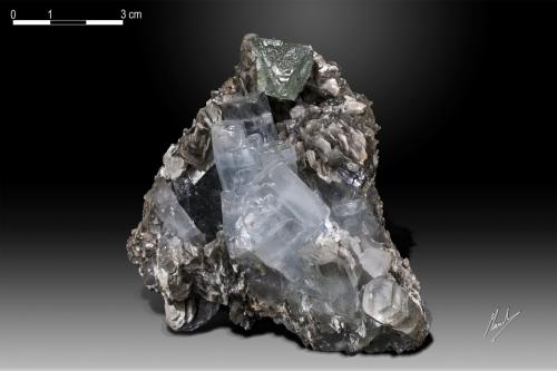 Beryl (variety aquamarine) and Fluorite<br />Nagar, Hunza Valley, Nagar District, Gilgit-Baltistan (Northern Areas), Pakistan<br />88 x 85 mm<br /> (Author: Manuel Mesa)