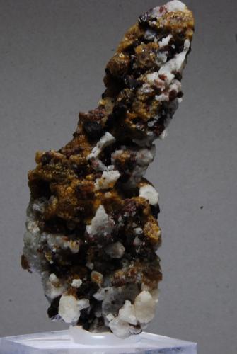 Espinela con Clinohumita<br />Sierra de Mijas, Mijas, Comarca Costa del Sol Occidental, Málaga, Andalucía, España<br />6 x 3 cm<br /> (Autor: Ricardo Fimia)