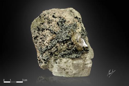 Axinite (Series)<br />Valle Tormiq, Distrito Baltistán, Gilgit-Baltistan (Áreas del Norte), Paquistán<br />111 x 90 mm<br /> (Author: Manuel Mesa)