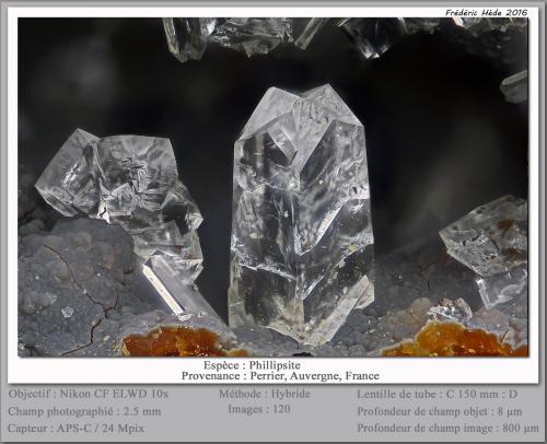 Phillipsite<br />Roca-Neyra, Perrier, Distrito Issoire, Departamento Puy-de-Dôme, Auvergne-Rhône-Alpes, Francia<br />fov 2.5 mm<br /> (Author: ploum)