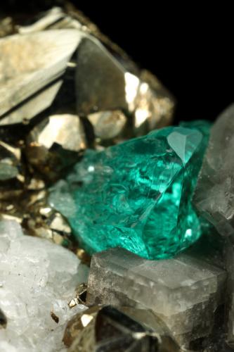 Beryl (variety emerald), Albite (variety cleavelandite), Pyrite, Calcite<br /><br />47x16x29mm, xl=4mm<br /> (Author: Fiebre Verde)