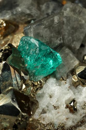 Beryl (variety emerald), Albite (variety cleavelandite), Pyrite, Calcite<br /><br />47x16x29mm, xl=4mm<br /> (Author: Fiebre Verde)