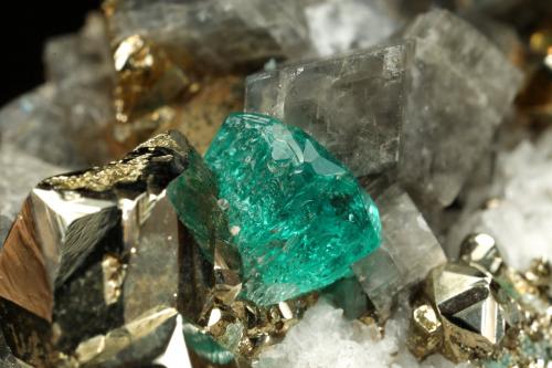 Beryl (variety emerald), Albite (variety cleavelandite), Pyrite, Calcite<br />Chivor mining district, Municipio Chivor, Eastern Emerald Belt, Boyacá Department, Colombia<br />47x16x29mm, xl=4mm<br /> (Author: Fiebre Verde)