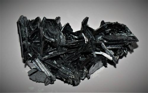 Hematite<br />Gouveia, Minas Gerais, Brazil<br />80mm x 40mm x 20mm<br /> (Author: Philippe Durand)