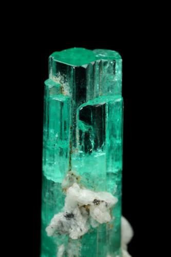 Beryl (variety emerald), Albite (variety cleavelandite), Pyrite, Calcite<br />Chivor mining district, Palo Arañado Mine, Municipio Chivor, Eastern Emerald Belt, Boyacá Department, Colombia<br />33mm<br /> (Author: Fiebre Verde)