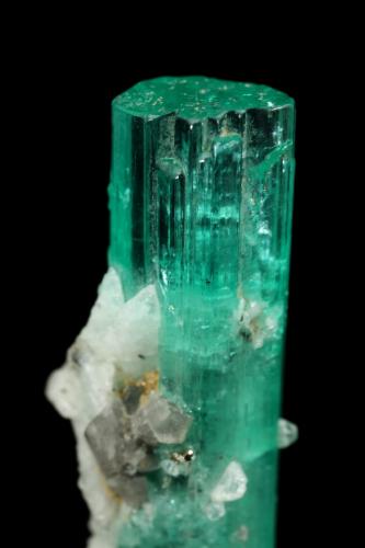 Beryl (variety emerald), Albite (variety cleavelandite), Pyrite, Calcite<br />Chivor mining district, Palo Arañado Mine, Municipio Chivor, Eastern Emerald Belt, Boyacá Department, Colombia<br />33mm<br /> (Author: Fiebre Verde)