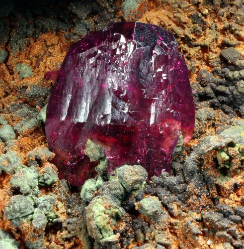 Roselite<br />Bou Azzer mining district, Drâa-Tafilalet Region, Morocco<br />Cristal 1,1 cm<br /> (Author: Enrique Llorens)