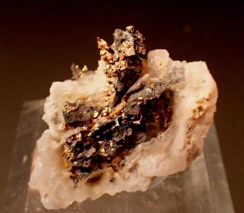 Gold<br />Black Diamond Mine, Sugarloaf summit, Klamath Mts., West Shasta Copper-Zinc District, Shasta Co., California, USA<br />25 mm x 17 mm x 17 mm<br /> (Author: Don Lum)