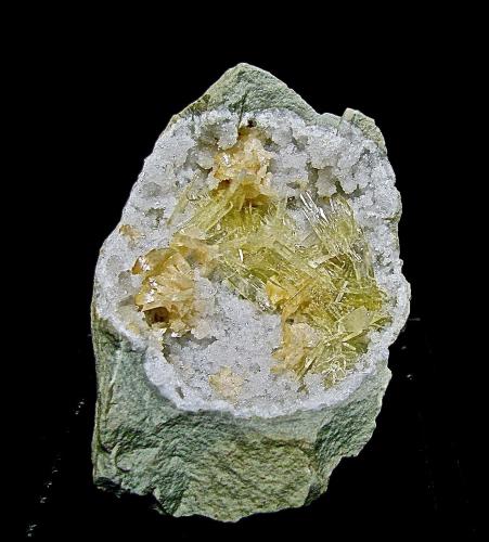 Barite and Dolomite on Quartz<br />State Route 37 road cuts, Harrodsburg, Clear Creek Township, Monroe County, Indiana, USA<br />6 cm with the group of intergrown barites about 4 cm<br /> (Author: Bob Harman)