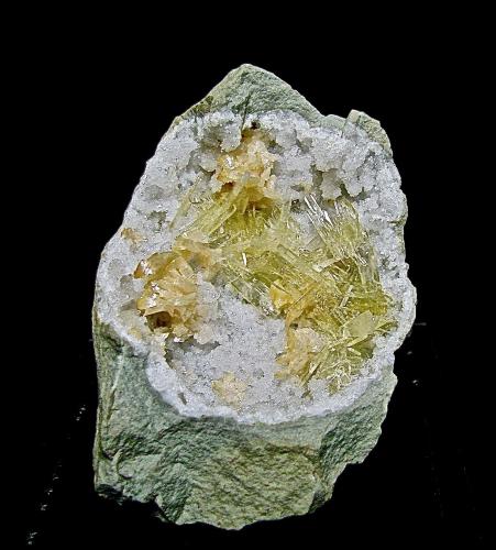 Barite and Dolomite on Quartz<br />Afloramientos Carretera Estatal 37, Harrodsburg, Clear Creek, Condado Monroe, Indiana, USA<br />6 cm with the group of intergrown barites about 4 cm<br /> (Author: Bob Harman)