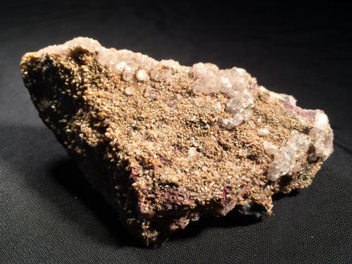 Wulfenite, Calcite<br />Mina Glove, Grupo minero Glove Mine, Sierra Devil's Cash Box, Cañón Cottonwood, Amado, Distrito Tyndall, Condado Santa Cruz, Arizona, USA<br />105 mm x 53 mm x 40 mm<br /> (Author: Robert Seitz)