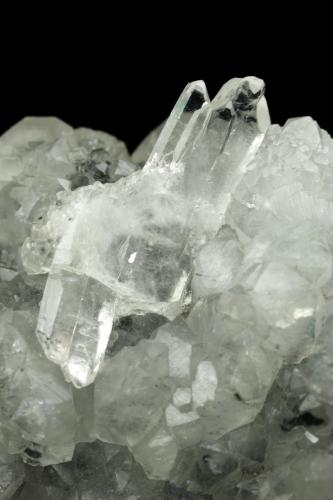 Beryl (variety emerald), Calcite, Quartz<br />Muzo mining district, Western Emerald Belt, Boyacá Department, Colombia<br />71x49x20mm, aggregate=15x9mm<br /> (Author: Fiebre Verde)