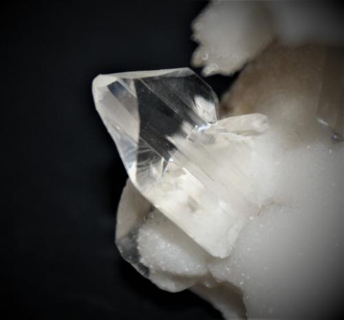 Gypsum<br />Alabaster quarries, Fuentes de Ebro, Delimitación Comarcal de Zaragoza, Zaragoza, Aragon, Spain<br />60mm x 60mm x 40mm<br /> (Author: Philippe Durand)