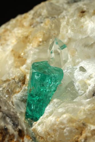Beryl (variety emerald), Calcite, Quartz<br />Peñas Blancas Mine, Municipio San Pablo de Borbur, Western Emerald Belt, Boyacá Department, Colombia<br />52x32x40mm, main xl=10mm<br /> (Author: Fiebre Verde)