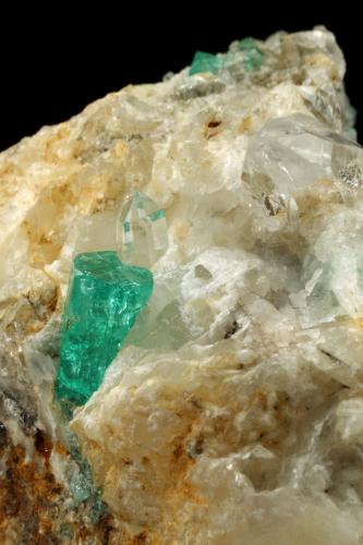 Beryl (variety emerald), Calcite, Quartz<br />Peñas Blancas Mine, Municipio San Pablo de Borbur, Western Emerald Belt, Boyacá Department, Colombia<br />52x32x40mm, main xl=10mm<br /> (Author: Fiebre Verde)