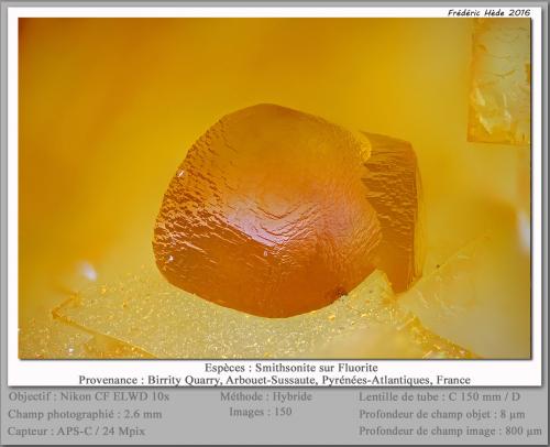 Smithsonite on Fluorite<br />Birrity Quarry, Arbouet-Sussaute, Pyrénées-Atlantiques, Nouvelle-Aquitaine, France<br />fov 2.6 mm<br /> (Author: ploum)