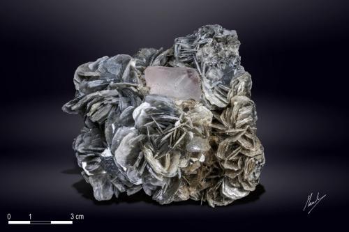 Fluorite on Muscovite<br />Nagar, Hunza Valley, Nagar District, Gilgit-Baltistan (Northern Areas), Pakistan<br />92 x 75 mm<br /> (Author: Manuel Mesa)