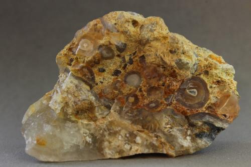 Ópalo<br />Yacimiento de Sanidinas, Grupo Volcánica, La Sierrecica, Los Lobos-La Porti, Cuevas del Almanzora, Comarca Levante Almeriense, Almería, Andalucía, España<br />60X30X17 mm<br /> (Autor: Juan Espino)