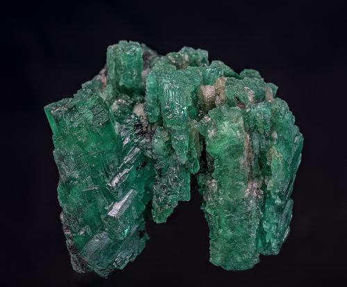 Beryl (variety emerald), Calcite<br />La Pita mining district, Polveros Mine, Municipio Maripí, Western Emerald Belt, Boyacá Department, Colombia<br />4.2 x 4.3 cm<br /> (Author: am mizunaka)