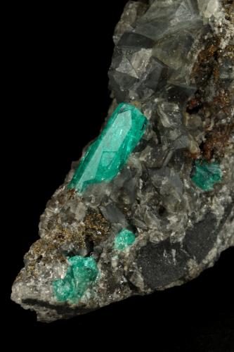 Beryl (variety emerald), Calcite, Pyrite<br />Muzo (distrito minero), Cinturón Esmeraldífero Occidental, Departamento Boyacá, Colombia<br />43x85x85mm, xl=13mm<br /> (Author: Fiebre Verde)