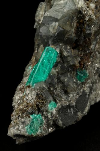 Beryl (variety emerald), Calcite, Pyrite<br />Muzo mining district, Western Emerald Belt, Boyacá Department, Colombia<br />43x85x85mm, xl=13mm<br /> (Author: Fiebre Verde)