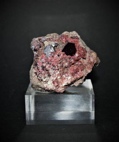 Cuprite<br />Mashamba West Mine, Kolwezi District, Lualaba, Katanga Copper Crescent, Katanga (Shaba), Democratic Republic of the Congo (Zaire)<br />40mm x 40mm x 40mm<br /> (Author: Philippe Durand)