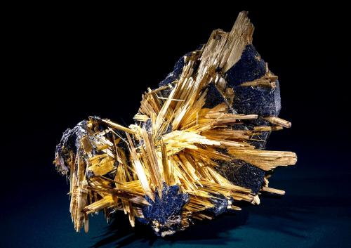 Rutile, Hematite<br />Novo Horizonte, Bahia, Región Nordeste, Brasil<br />7 cm<br /> (Author: Nunzio)