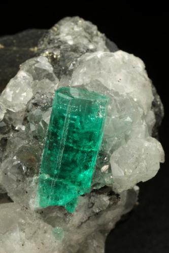 Beryl (variety emerald), Calcite, Pyrite<br />Muzo (distrito minero), Cinturón Esmeraldífero Occidental, Departamento Boyacá, Colombia<br />40x43x40mm, xl=16mm<br /> (Author: Fiebre Verde)