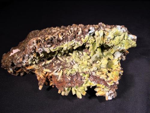 Plumbogummite after Pyromorphite<br />Zona Yangshuo / Laohu, Montes Haiyang, Prefectura Guilin, Región Autónoma Guangxi Zhuang, China<br />165 mm x 130 mm x 65 mm<br /> (Author: Robert Seitz)