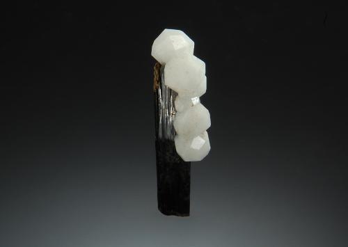 Analcime<br />Cantera Poudrette, Mont Saint-Hilaire, La Vallée-du-Richelieu RCM, Montérégie, Québec, Canadá<br />0.7 x 2.5 cm<br /> (Author: crosstimber)