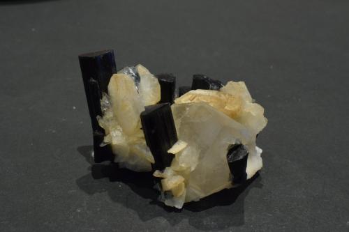 Elbaita y Albita (variedad cleavelandita)<br />Stak Nala, Montes Haramosh, Distrito Skardu, Gilgit-Baltistan (Áreas del Norte), Paquistán<br />6 x 5 x 4 cm<br /> (Autor: Antonio Alcaide)