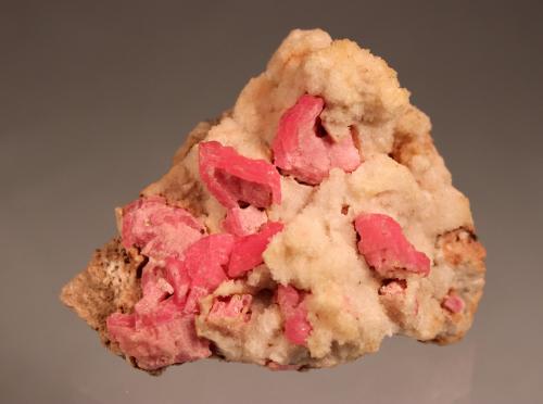 Rhodochrosite, Quartz<br />Grupo Mina Sunnyside (Mina American Tunnel), Pico Bonita, Gladstone, Distrito Eureka, Condado San Juan, Colorado, USA<br />95mm x 80mm x 42mm<br /> (Author: Don Lum)