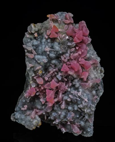 Rhodochrosite, Quartz<br />Conselheiro Lafaiete, Minas Gerais, Brasil<br />6.2 x 4.5 cm<br /> (Author: am mizunaka)