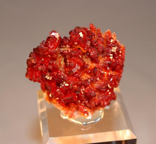 Vanadinite, Barite<br />Mibladen (distrito minero Mibladen), Midelt, Provincia Midelt, Región Drâa-Tafilalet, Marruecos<br />58mm x 54mm x 38mm<br /> (Author: Don Lum)