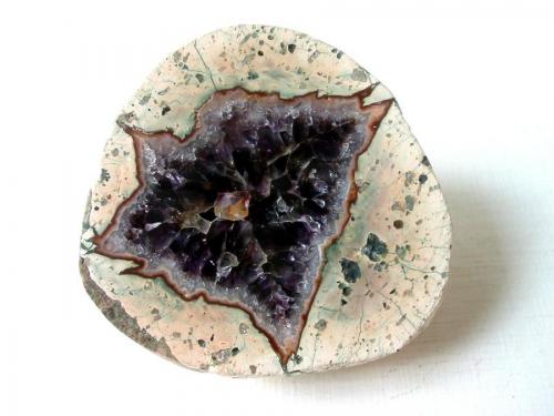 Quartz (variety amethyst)<br />Afloramientos de ágatas, Nesselhof, Floh-Seligenthal, Distrito Schmalkalden-Meiningen, Turingia/Thüringen, Alemania<br />5,5 x 5 cm<br /> (Author: Andreas Gerstenberg)