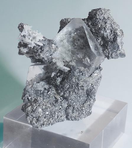 Fluorite, Löllingite, Quartz<br />Huanggang Mines, Hexigten Banner (Kèshíkèténg Qí), Chifeng (Ulanhad), Inner Mongolia Autonomous Region, China<br />6.7x5.5x4.5 cm<br /> (Author: JMiguelE)