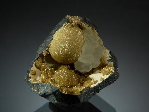 Siderite<br />Localidad de Piritas Estacada, Localidades río Clackamas, Condado Clackamas, Oregon, USA<br />2.6 x 2.9 cm<br /> (Author: crosstimber)