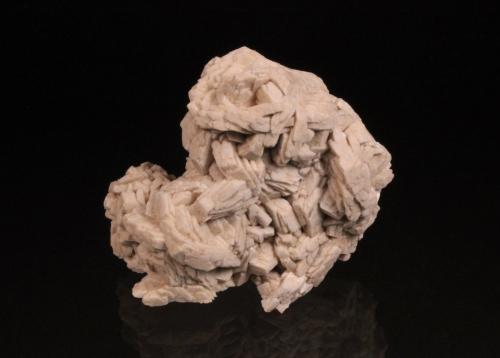 Albite<br />Cove Creek, Magnet Cove, Condado Hot Spring, Arkansas, USA<br />57mm  x 52mm x 37mm<br /> (Author: Don Lum)