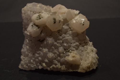 Calcita, Pirita y Cuarzo<br />Cambokeels Mine, Westgate, Weardale, North Pennines Orefield, County Durham, England / United Kingdom<br />8 x 6,5 x 2,5 cm<br /> (Autor: Antonio Alcaide)