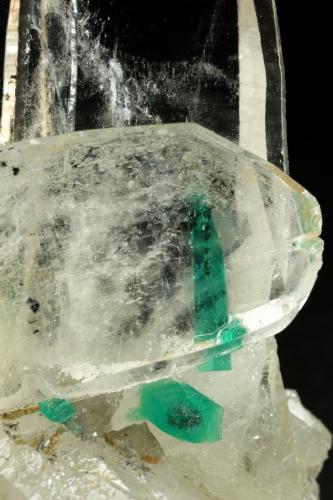 Beryl (variety emerald), Quartz, Calcite<br />Peñas Blancas Mine, Municipio San Pablo de Borbur, Western Emerald Belt, Boyacá Department, Colombia<br />33x43x20mm, main xl=11mm<br /> (Author: Fiebre Verde)