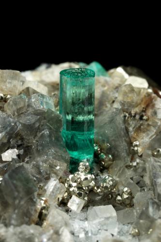 Beryl (variety emerald), Albite (variety cleavelandite), Pyrite, Calcite<br />Chivor mining district, Manantial Mine, Municipio Chivor, Eastern Emerald Belt, Boyacá Department, Colombia<br />44x23x24mm, main xl=8mm<br /> (Author: Fiebre Verde)